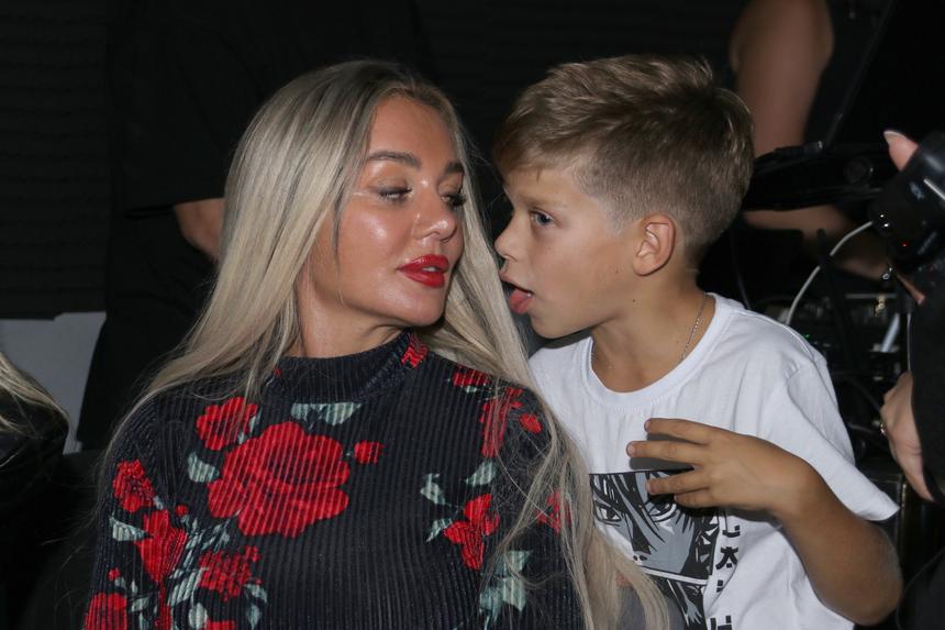 Седокову выставил из квартиры 8-летний сын из-за букета от тайного поклонника