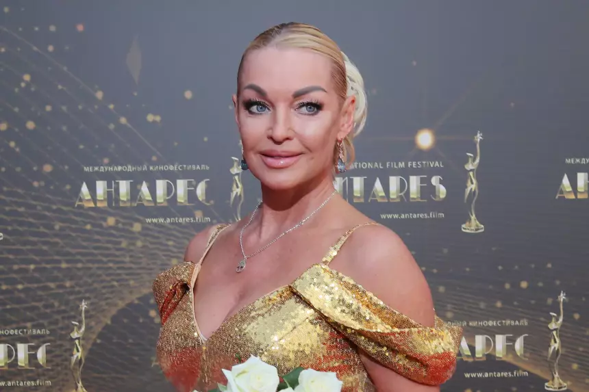 «Он на дне»: Анастасия Волочкова заявила, что Александр Серов завидует ее дебюту на футбольном поле