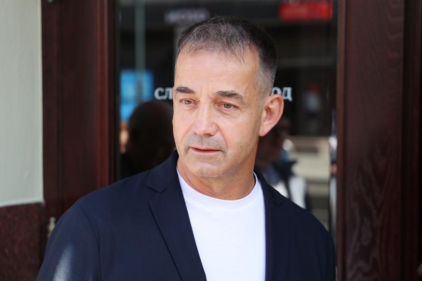 Мужчина пришел в резиновом сапоге и ботинке на суд по делу Дмитрия Певцова