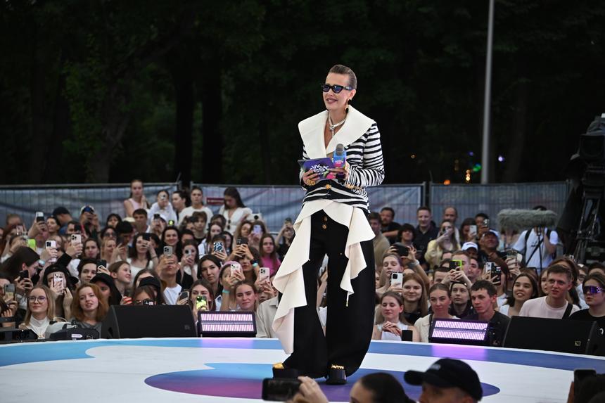 «Иконический образ»: Мадонна Мур назвала самых стильных звезд России