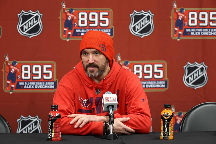 Супруга Александра Овечкина поделилась фото хоккеиста с сыновьями в его 40-летие