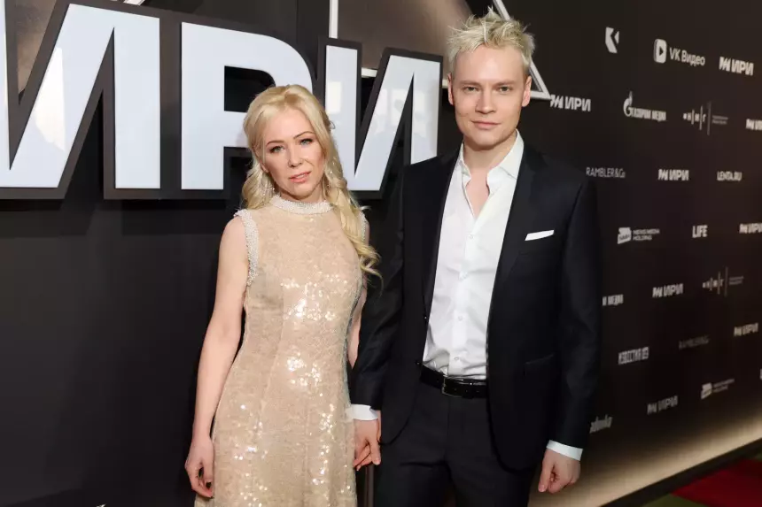 Нежно обняла за шею: Екатерина Мизулина показала редкий кадр с SHAMAN