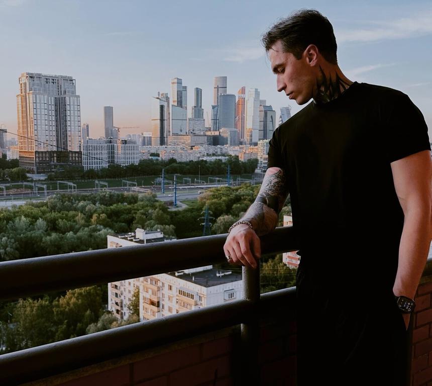 «Тупость не имеет гендера»: блогер Эрнест Тарасов о скандальном разводе, миллионах за рекламу и глупости в Сети