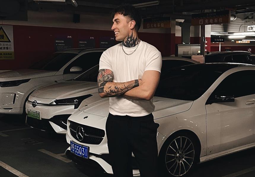 «Это не значит, что мужчины умнее»: критикующий глупость блогер рассказал, почему в его роликах больше девушек