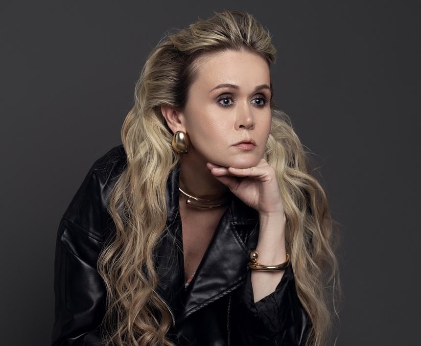 Найти свет и красоту в кромешной тьме: как незрячая россиянка учится в школе моделей