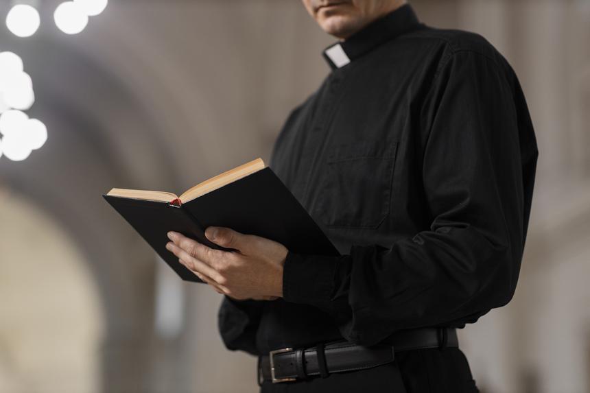 Украинец дал священнику $10 тыс. и стал дьяконом, чтобы не идти в ВСУ