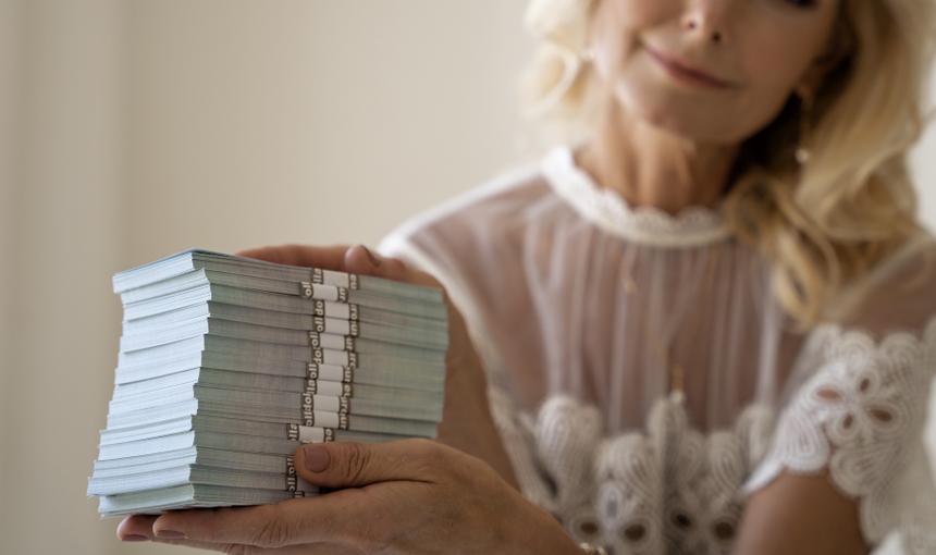 Женщина похоронила мать в конюшне, чтобы получать ее пенсию