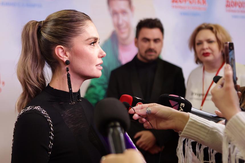 «В любимую деревню»: Агата Муцениеце перед родами отправилась на родину