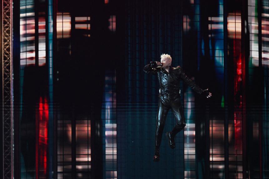 «Сложновато было петь на тросе в воздухе»: SHAMAN о своем номере на «Интервидении»