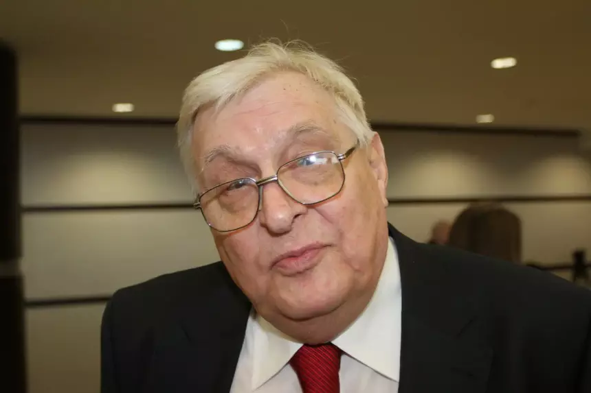 «Прежде всего, я бы запретил „Войну и Мир“»: Олег Басилашвили предложил депутатам обратить внимание на Толстого