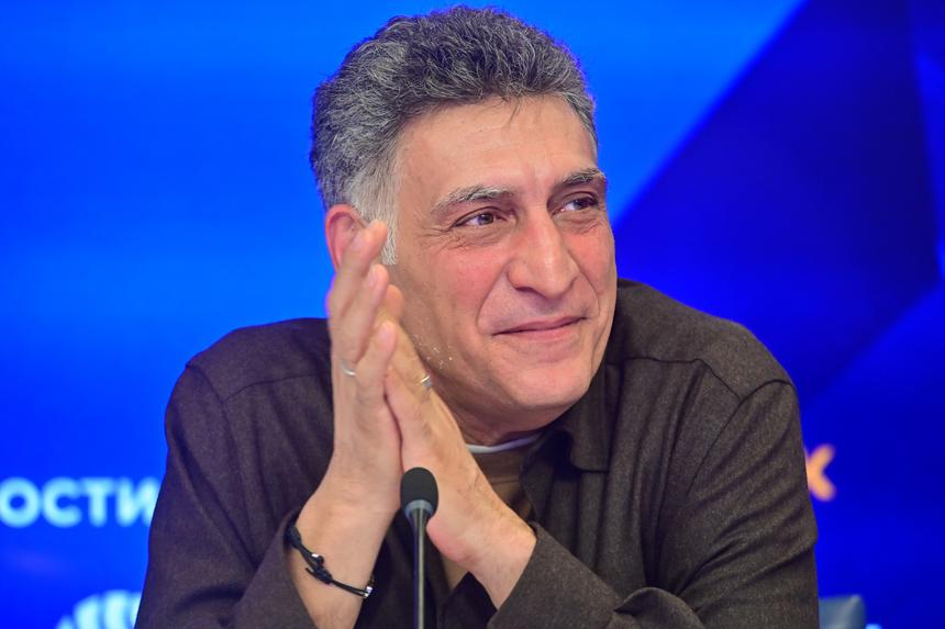 Жена на коленях у гроба и венок от президента: как прошла церемония прощания с Тиграном Кеосаяном