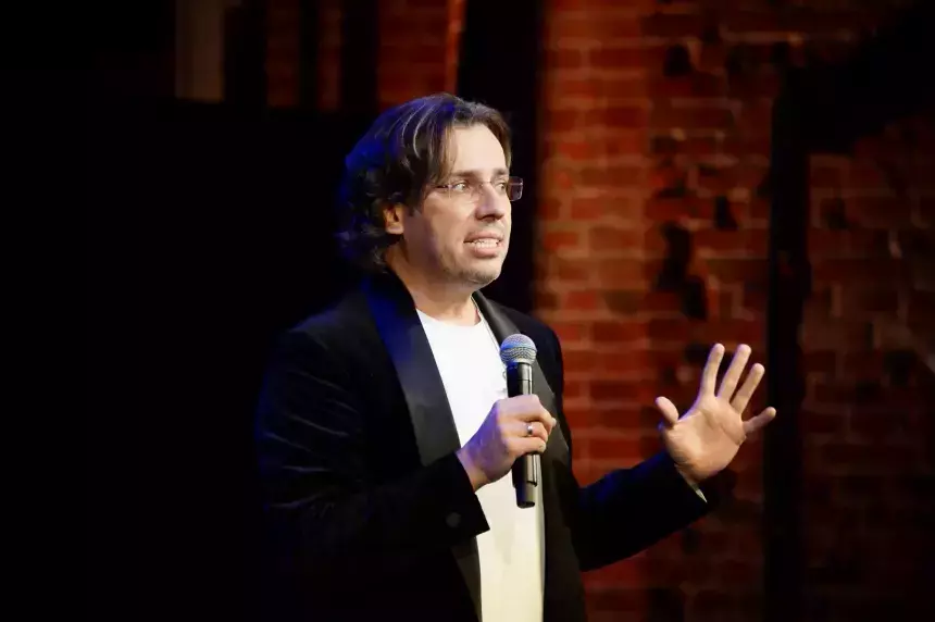 «В карманах еще надо посмотреть»: Максима Галкина* высмеяли из-за обилия золотых украшений