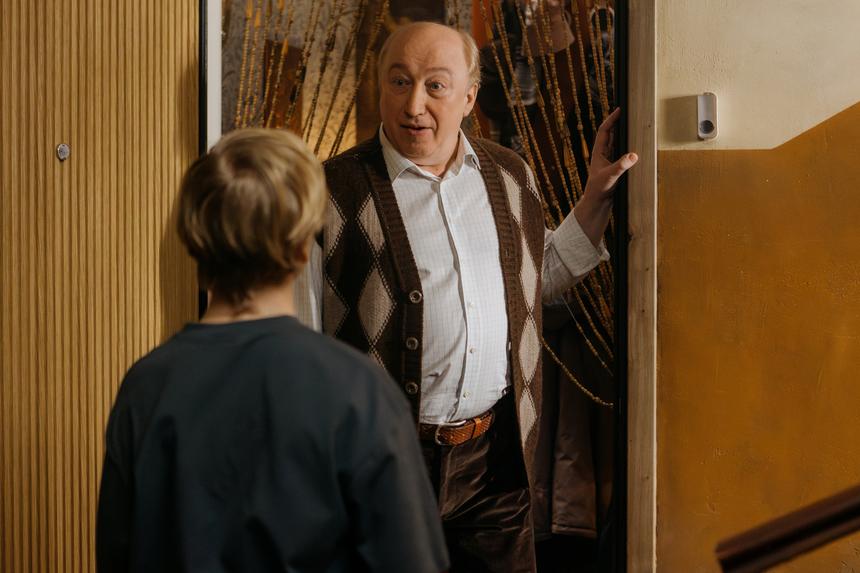 «В 90-е, когда я работал в театре, было очень сложно выживать»: Сергей Степин о сериале «Одни дома», ИИ и блогерах в кино