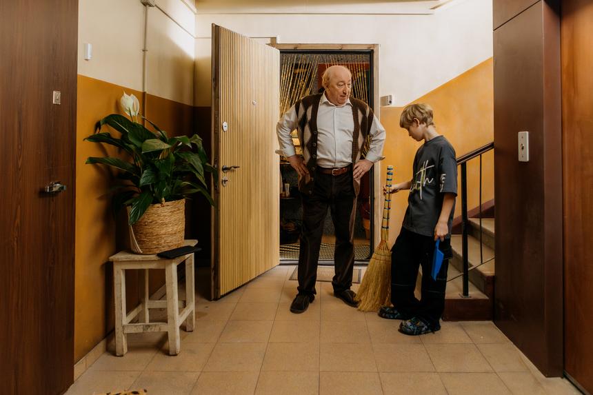 «В 90-е, когда я работал в театре, было очень сложно выживать»: Сергей Степин о сериале «Одни дома», ИИ и блогерах в кино