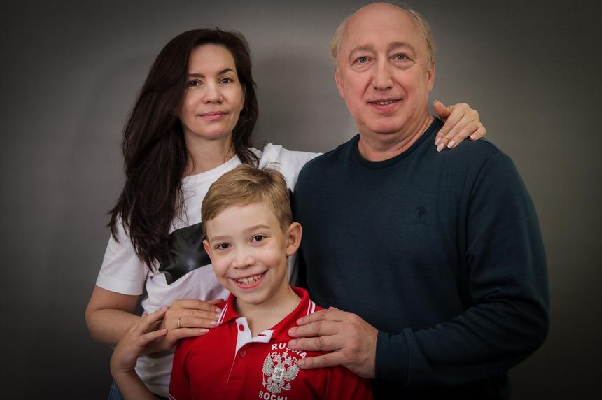 «В 90-е, когда я работал в театре, было очень сложно выживать»: Сергей Степин о сериале «Одни дома», ИИ и блогерах в кино