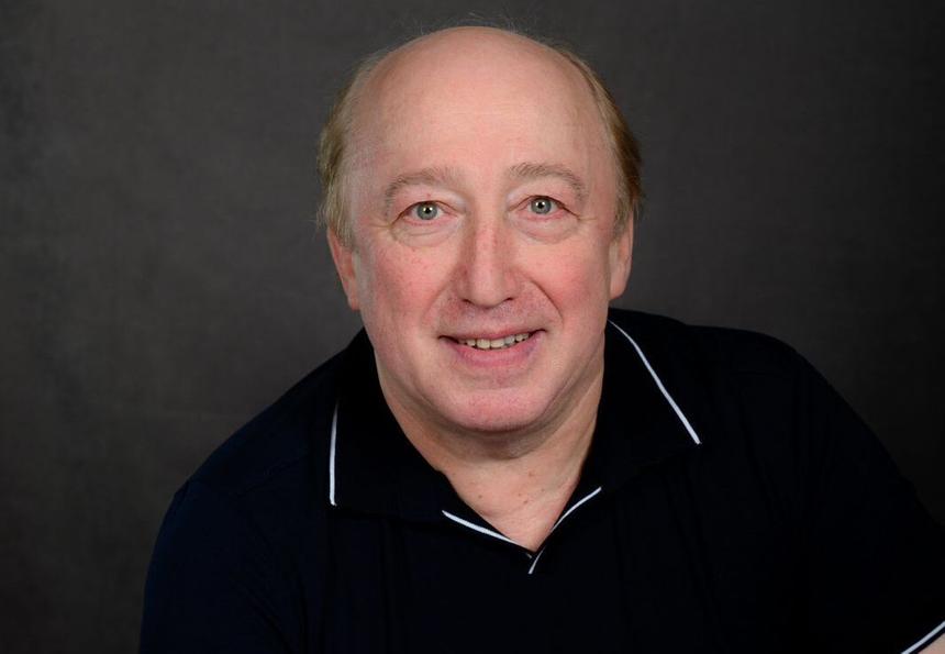 «В 90-е, когда я работал в театре, было очень сложно выживать»: Сергей Степин о сериале «Одни дома», ИИ и блогерах в кино