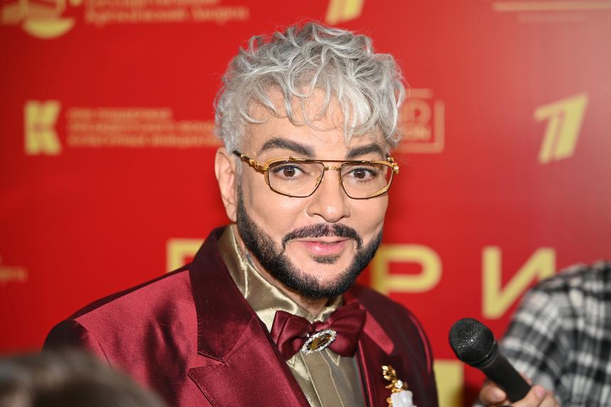 Автомобиль Aurus бордового цвета певца Филиппа Киркорова сняли на фото в Москве