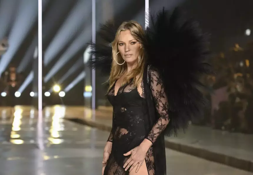 Папарацци застали Кейт Мосс в неадекватном состоянии на Парижской неделе моды