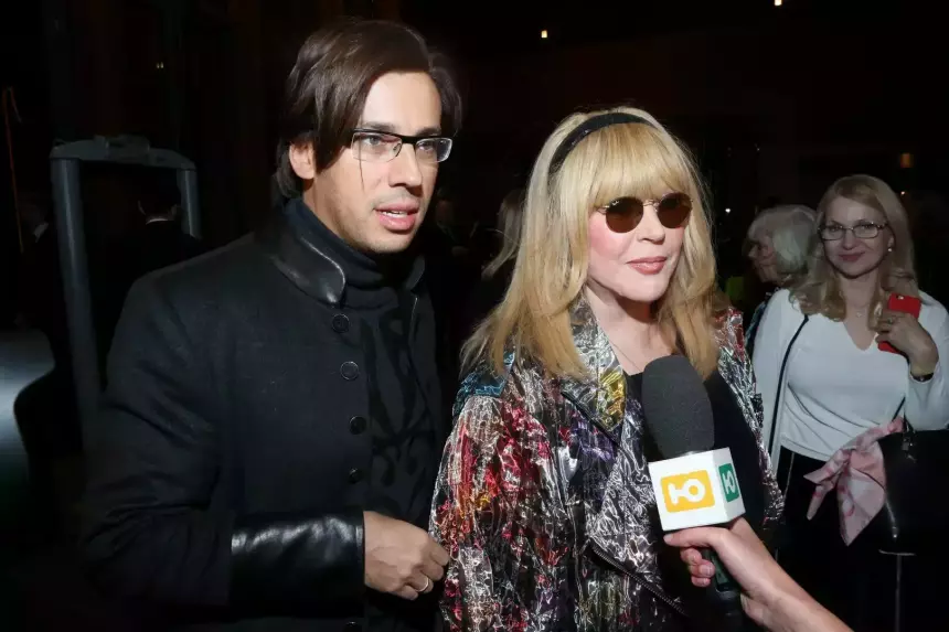 Максим Галкин* прогулялся по Кипру с Аллой Пугачевой не отрываясь от телефона