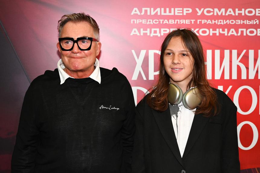 «Остальные дети с мамой»: Дмитрий Дибров вышел в свет с 15-летним сыном