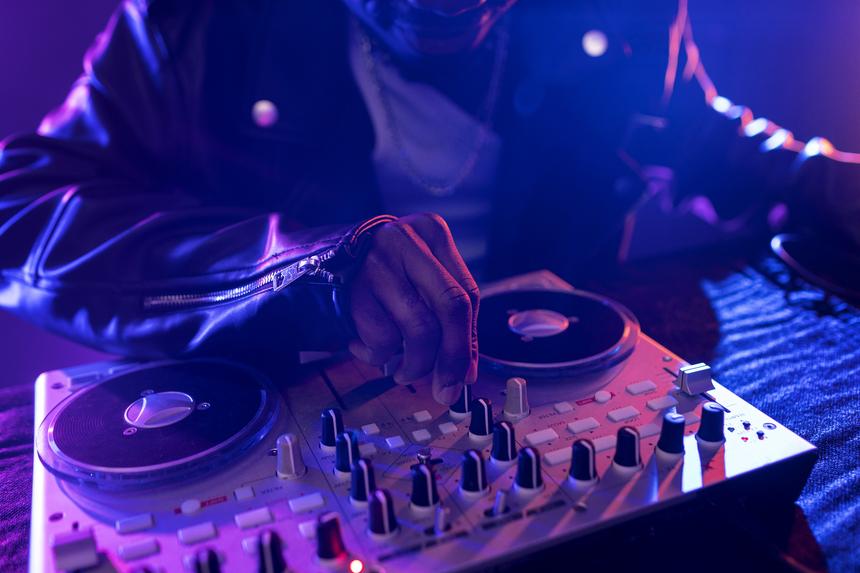 В Праге 60-летний DJ Trava умер в день своего концерта