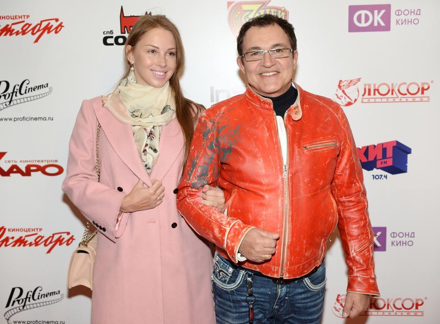 «Старается улыбаться, но в душе переживает драму»: что скрывается за словами Дмитрия Диброва о любовнике жены