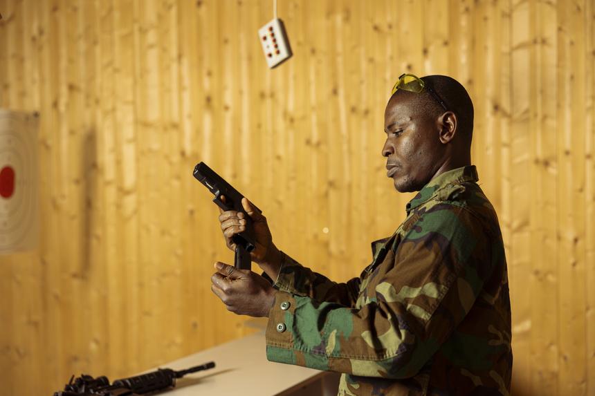 Обнаружили, что влюблены в одну и ту же девушку: спор между двумя офицерами привел к мини-войне и 14 жертвам