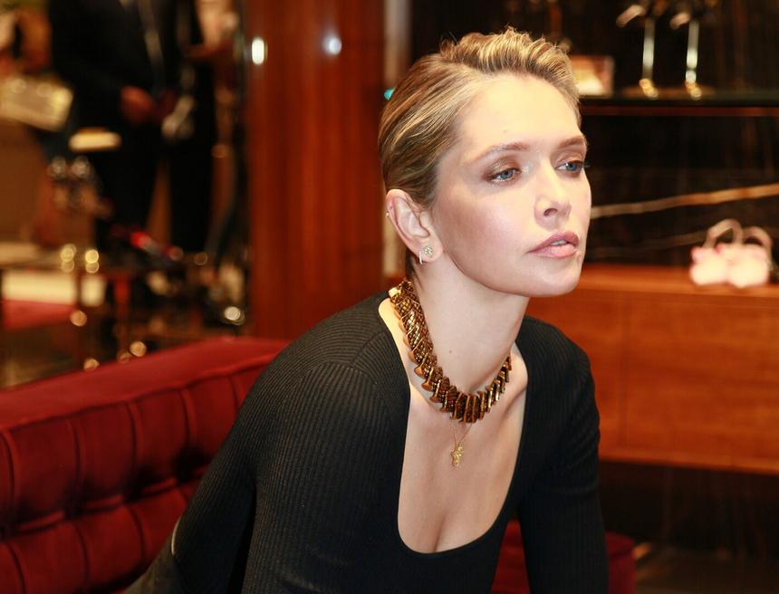 «И это она еще старается»: Веру Брежневу высмеяли после концерта, на котором она спела в живую