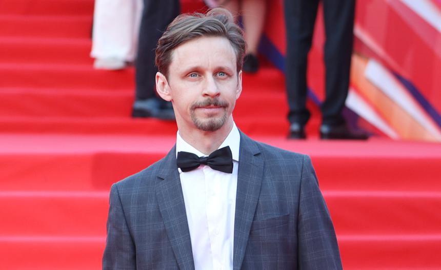 «Снимался у меня в массовке»: сын звезды «Универа» Мартынова решил пойти по стопам отца