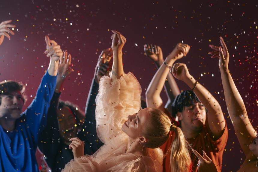 Плетки и наркотики*: российского стилиста обвинили в проведении сомнительных тренингов