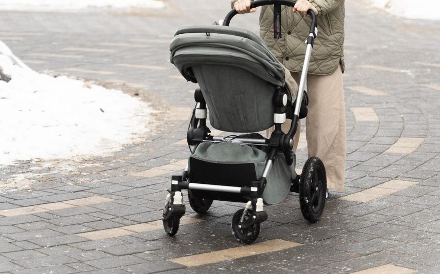 В Петербурге прохожие обнаружили брошенную у мусорных баков коляску с ребенком