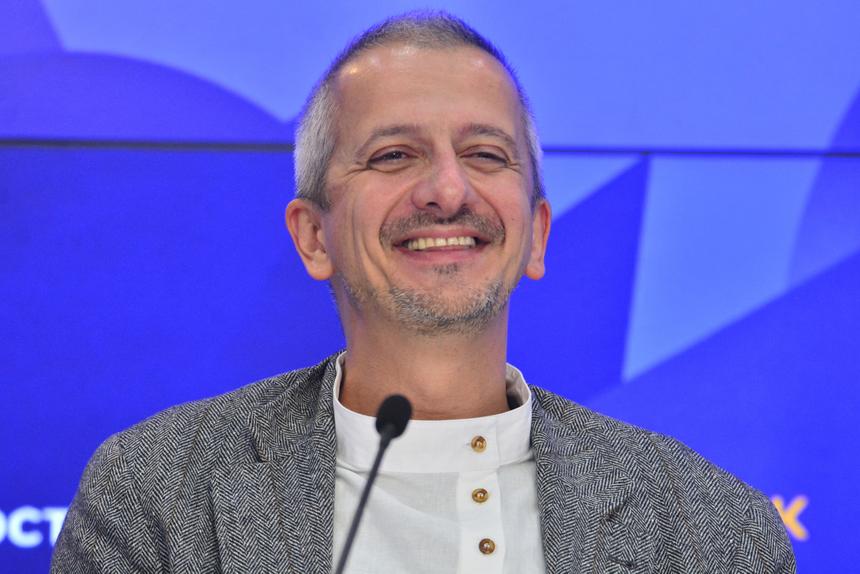 «Давайте зарабатывать деньги более достойным образом»: Богомолов резко высказался о заслуженных артистах