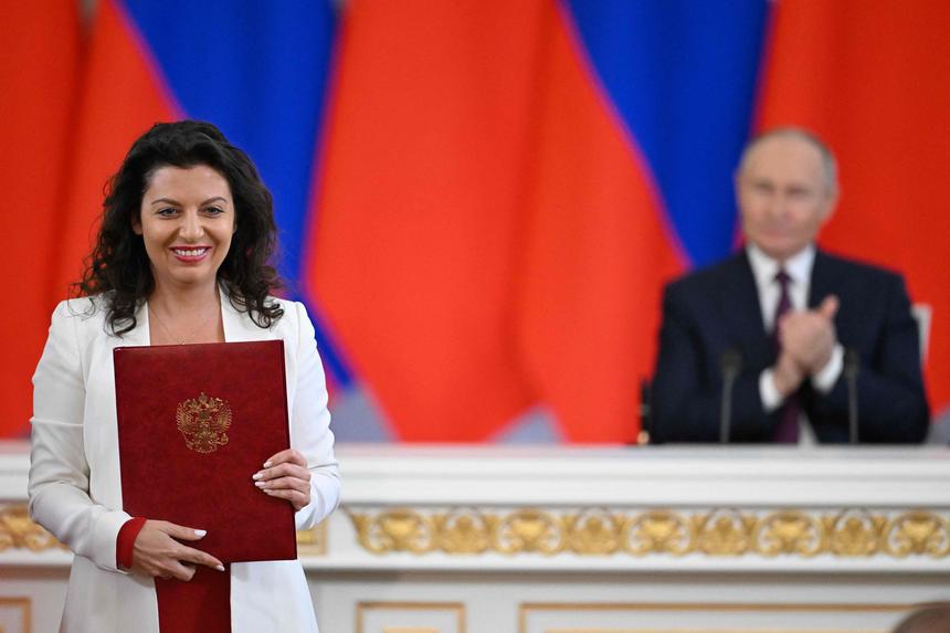 «Уверен, ты справишься и сейчас»: Владимир Путин обратился к Маргарите Симоньян в Большом театре