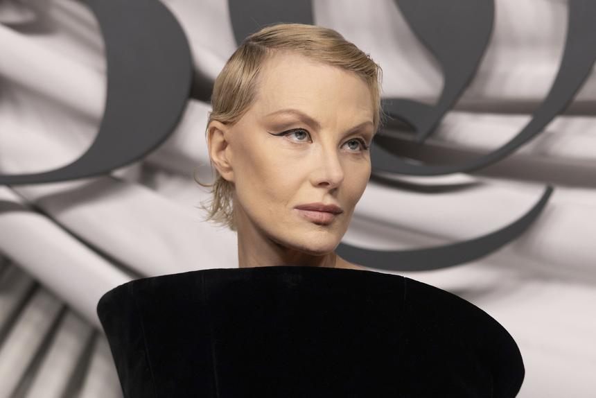 58-летняя Рената Литвинова поделилась снимком в купальнике в снегу