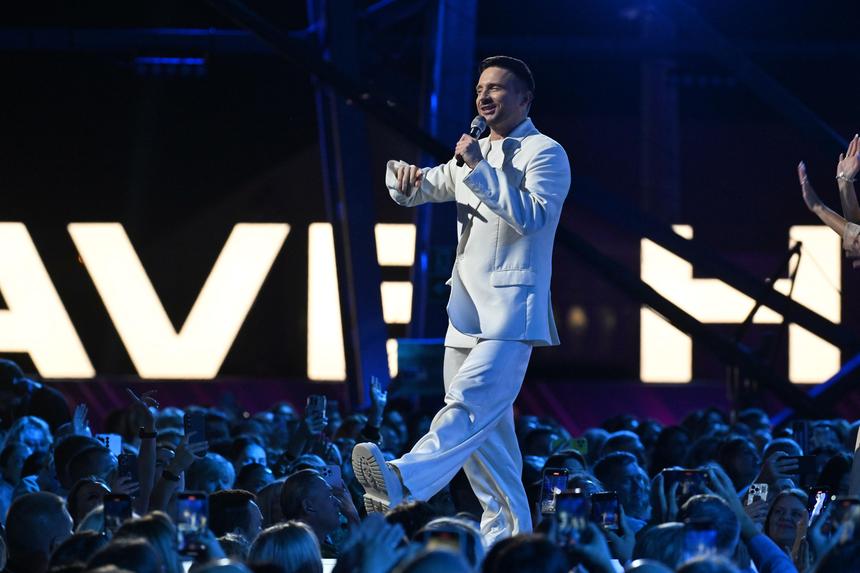 «Жизнь — это не всегда веселые моменты»: почему Сергей Лазарев расплакался на сольном концерте в Москве