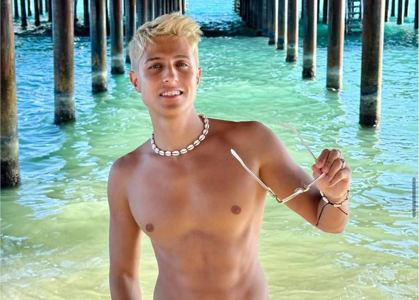 Певец Хабиб кардинально сменил имидж из-за дня рождения Сергея Есенина