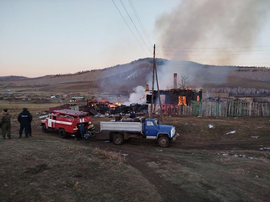 Мать заперла дома: трое малышей погибли во время страшного пожара в российском городе