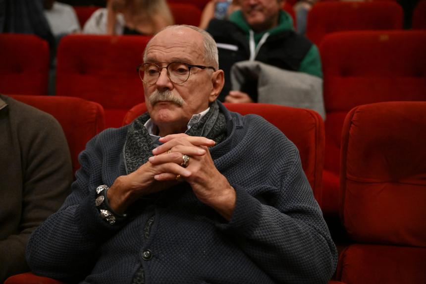 Владимир Путин рассказал, как его облили красным вином на юбилее Никиты Михалкова