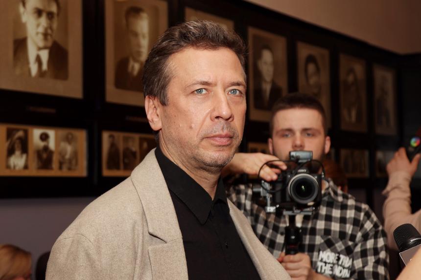 Актер Андрей Мерзликин впервые после развода с супругой появился на публике в компании сына