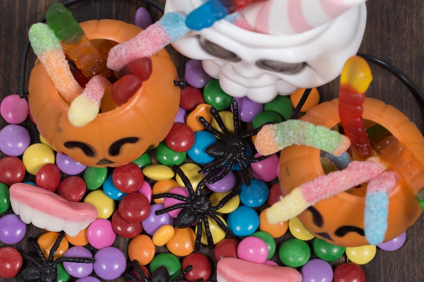 Детям на празднике перед Хэллоуином раздали сладости с иглами внутри