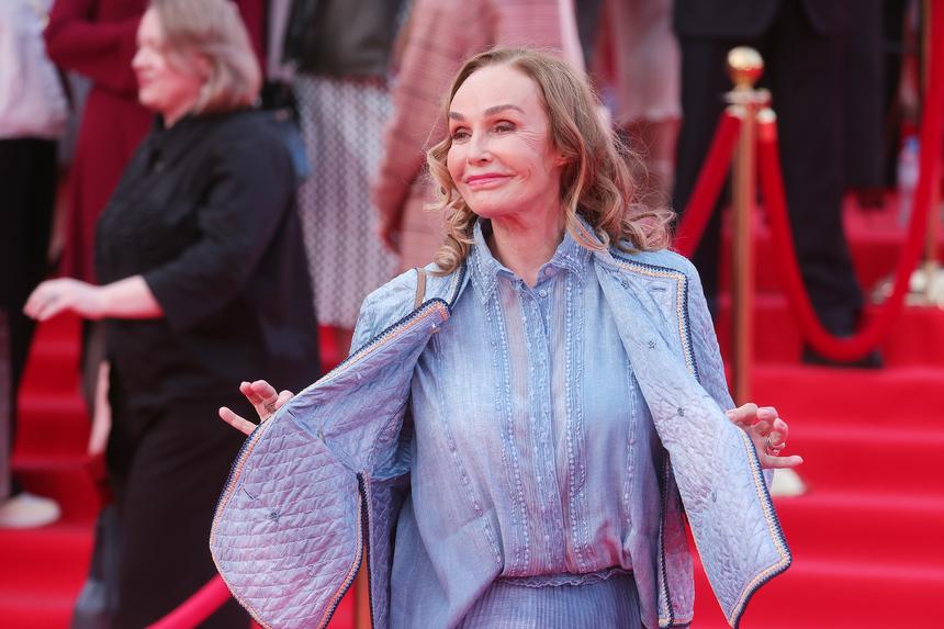 «Странная женщина»: 69-летняя Наталья Андрейченко устроила танцы в халате на пляже