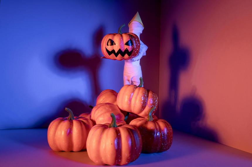 Связанные игрушки и следы крови: россиян ужаснули декорации к Хэллоуину в детском центре