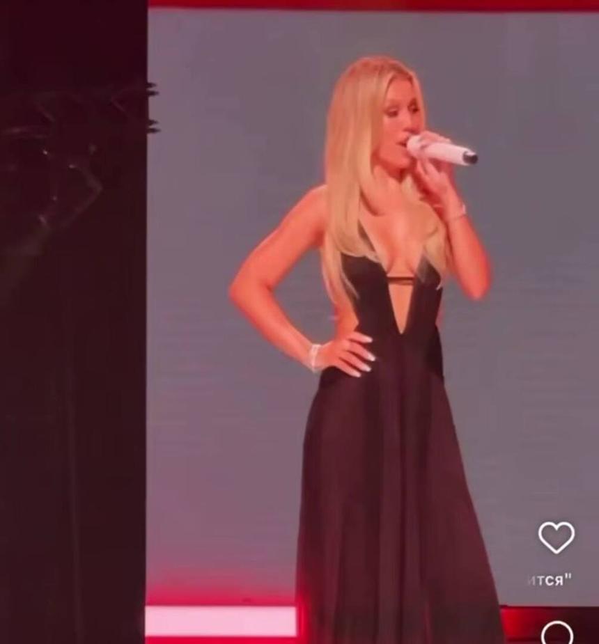 «В умеренности кроется изящество»: стилист разобрала образ Чеботиной на концерте Резника и указала на ошибки