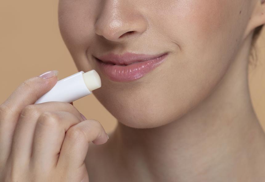 Что делать, если осенью и зимой сохнут губы: советы врача-дерматолога