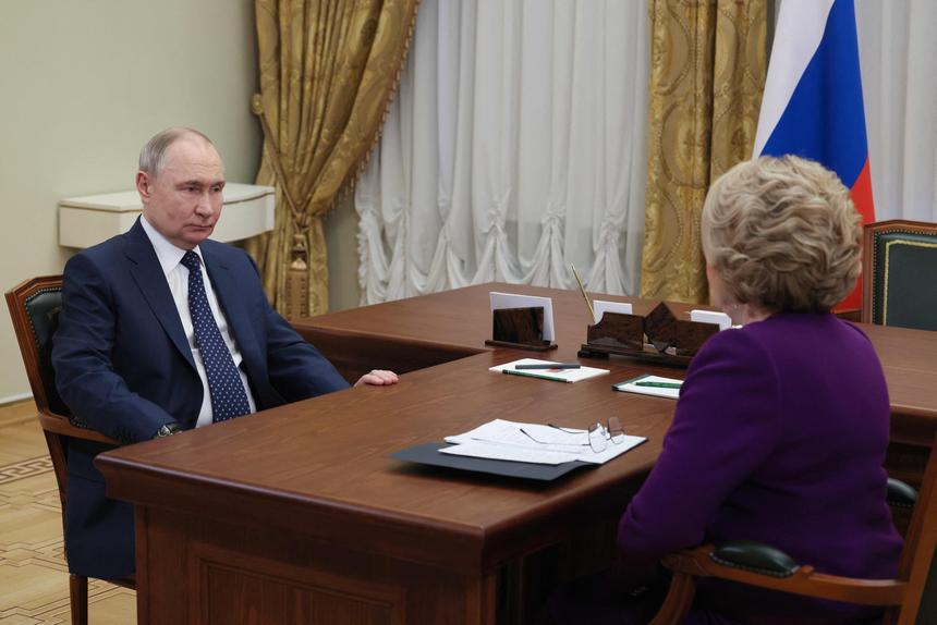 «Я должен уходить, но останусь»: Путин решил задержаться и дослушать доклад Матвиенко