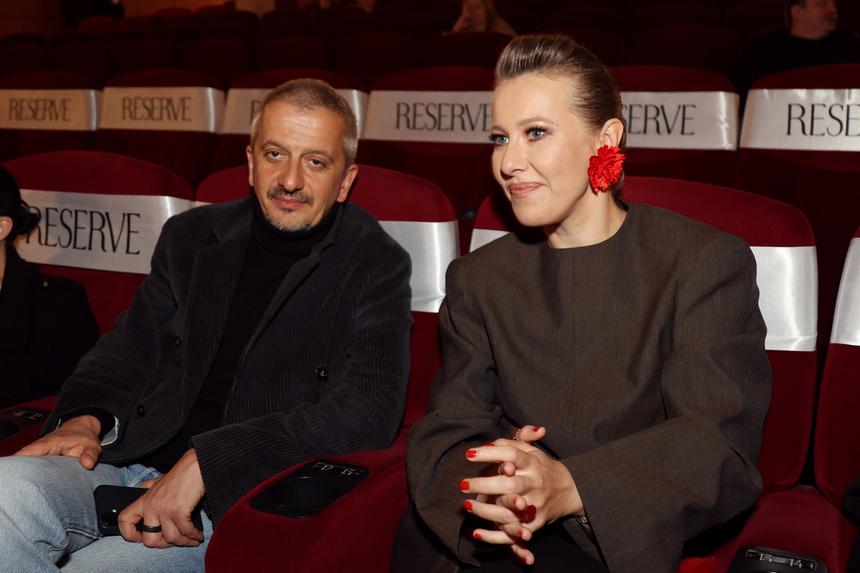 «Тут он хотя бы театром занимается»: почему Собчак оставила Богомолова без ВНЖ в Испании