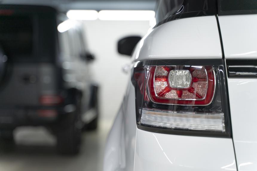 В России 42-летний мужчина задушил учительницу на оживленной улице и посадил труп за руль