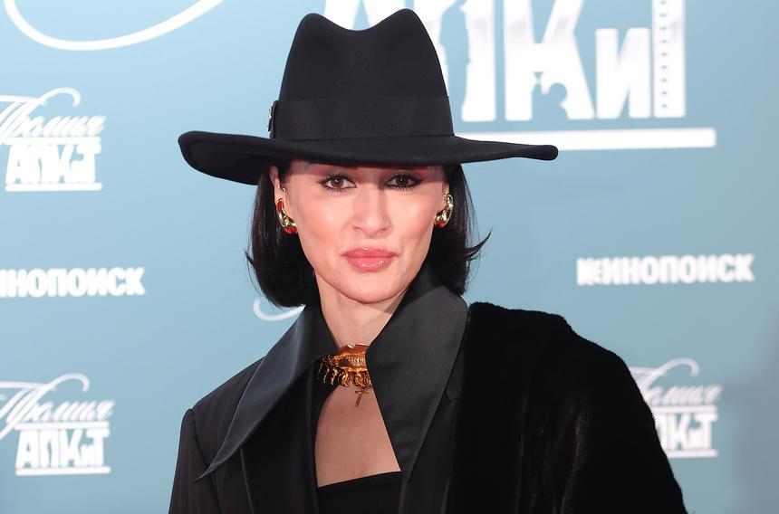 «Воруют безнаказанно и думают — это нормально»: Канделаки подаст в суд на бренд, скопировавший платье Анны Пересильд