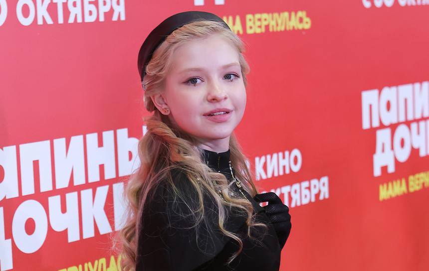«Куда смотрели ее родители»: в Сети обсуждают прозрачный наряд 13-летней звезды новых «Папиных дочек»