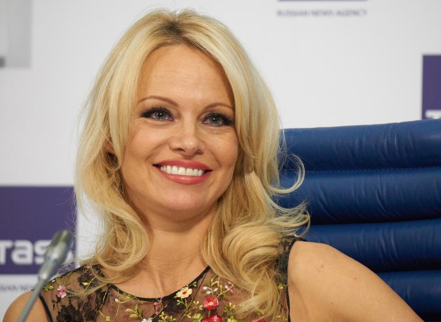 Собчак оценила появление Памелы Андерсон в шляпе с бабочками фразой «ей плевать»